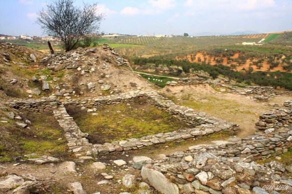 Vivienda neolítica de Sesklo A dese el sur con la villa contemporánea al fondo, 22 de febrero de 2014.