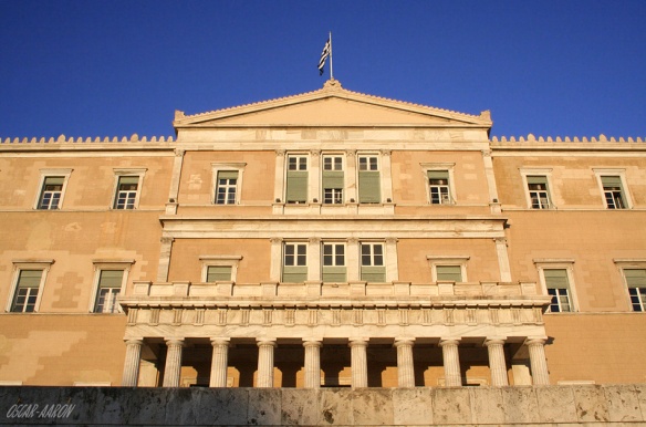 Fachada principal del Parlamento heleno en Atenas